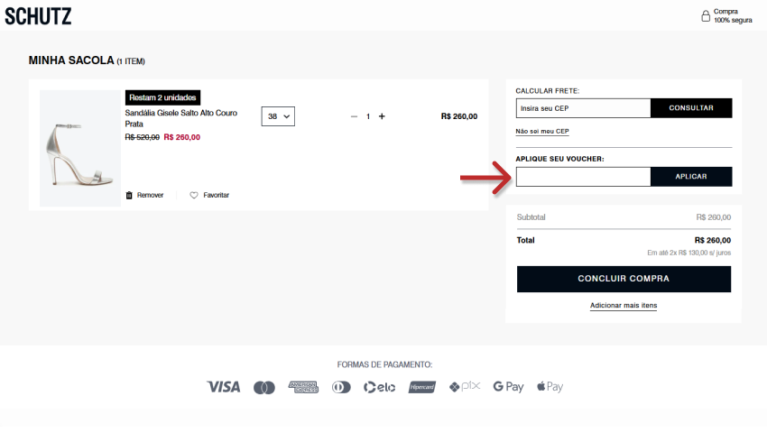 Detalhe da sacola de compras, mostrando o campo "APLIQUE SEU VOUCHER" que apareceu após clicar no link. Uma seta vermelha indica o espaço em branco onde o código do cupom deve ser inserido.