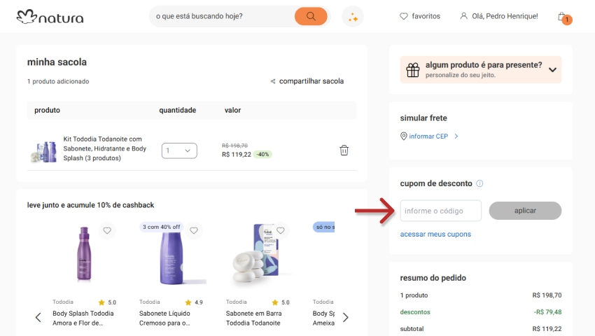 Página do carrinho de compras, ou 'minha sacola', no site da Natura. Uma seta vermelha aponta para o campo 'cupom de desconto', onde o usuário deve inserir o código promocional.