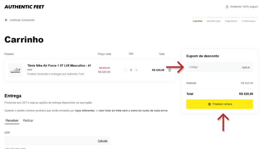 Página de carrinho de compras da Authentic Feet mostrando o tênis Nike Air Force 1 07 LV8 no tamanho 41. O campo para inserir “Cupom de desconto” e o botão amarelo “Finalizar compra” estão destacados com setas vermelhas.