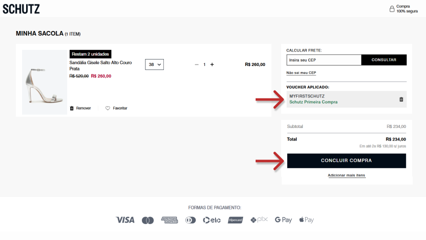 Sacola de compras do site da Schutz após a aplicação do cupom. Duas setas vermelhas destacam o texto "VOUCHER APLICADO" com o código promocional e o novo valor total com desconto, e também o botão "CONCLUIR COMPRA" no final da página.