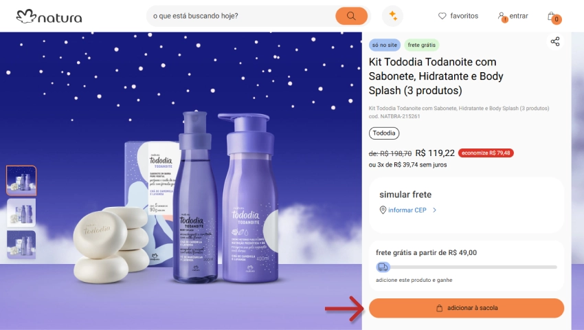 Página de produto no site da Natura, mostrando um kit da linha Tododia. Uma seta vermelha destaca o botão laranja 'adicionar à sacola', indicando a ação para comprar o item com desconto.