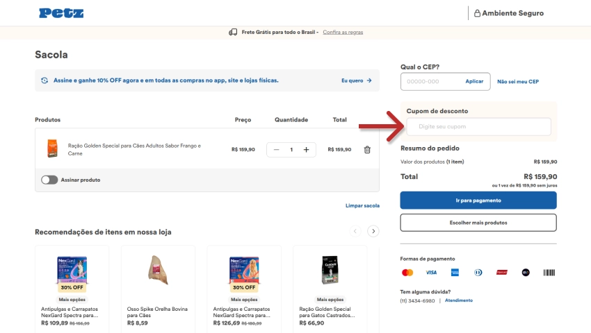 Instruções visuais na tela de um site de compras, destacando o campo para digitar o código do cupom de desconto na sacola de compras.