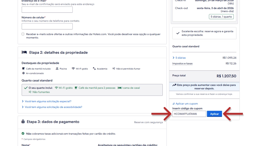 Imagem de um formulário de reserva em um site de hotel, destacando o campo de código do cupom e o botão de aplicar, com detalhes sobre o pagamento e opções de quarto.