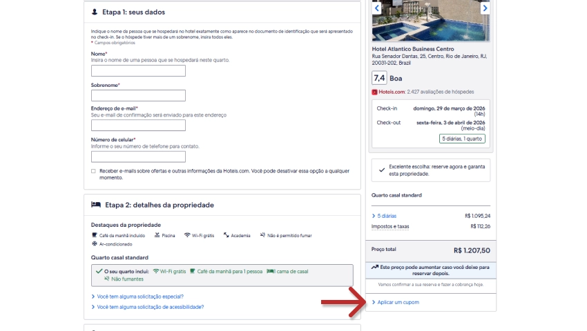 Imagem demonstrando como aplicar um cupom na página de pagamento de um site de reservas, destacando o campo 'Aplicar um cupom' com uma seta vermelha.