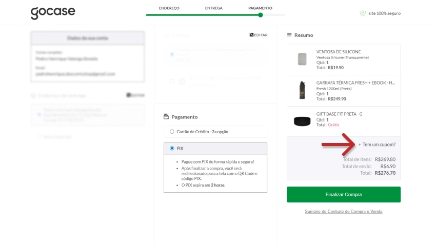 Imagem demonstrando como localizar o campo 'Tem um cupom?' no carrinho de compras online, com seta apontando para o local na tela.