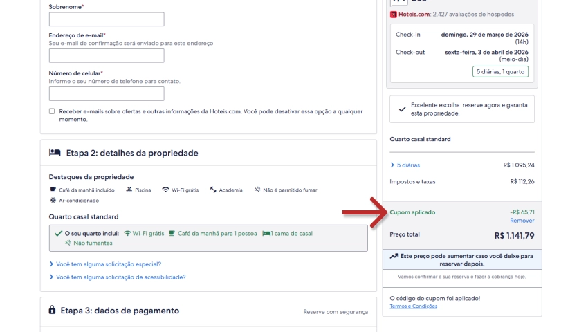 Captura de tela de uma reserva de hotel no site Hotels.com, destacando o campo 'Cupom aplicado' com valor de desconto de R$ 65,71 e o valor final de R$ 1.141,79, além de detalhes do pagamento, check-in, check-out e detalhes do quarto.