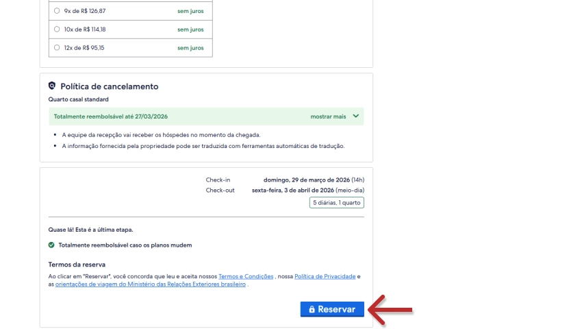 Tela de reserva de hotel mostrando opção de pagamento e botão para finalizar a reserva, com destaque para o botão azul 'Reservar'.