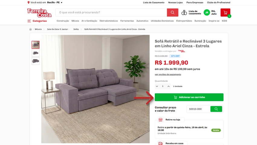 Imagem de uma sala de estar com sofá retrátil e reclinável em tom cinza, decorada com uma luminária moderna, uma planta verde ao lado e um tapete bege, disponível para compra online