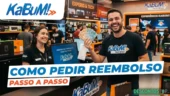 Como pedir reembolso no KaBuM!? Um homem sorrindo e segurando um leque de cédulas de real depois de receber o reembolso do KaBuM! enquanto uma funcionária sorri ao seu lado.