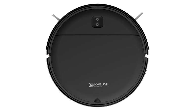 Um Robô Aspirador de Pó KABUM smart K100 preto, redondo, com dois botões de controle na parte superior e o logotipo Kabum! Smart na parte frontal. O dispositivo possui escovas laterais que se estendem de suas bordas.