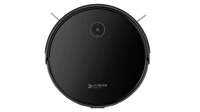 Um Robô Aspirador e Passa Pano KABUM smart 550 circular preto com uma câmera ou sensor na parte superior, duas escovas laterais e o logotipo KABUM! smart em sua superfície.
