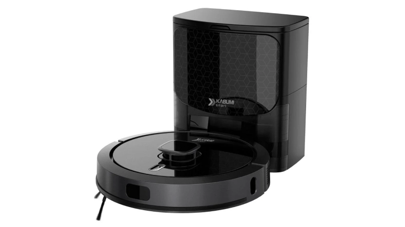 Um Robô Aspirador e Passa Pano KABUM smart 900 preto com um dock de esvaziamento automático correspondente, com um design elegante e moderno e padrões geométricos sutis na superfície do dock.