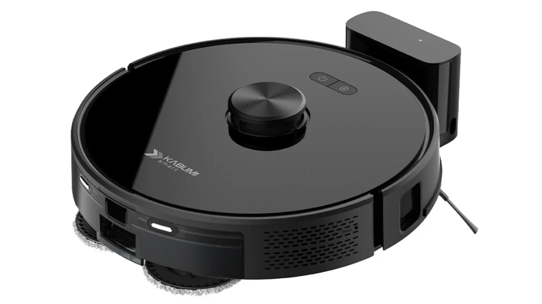 Um Robo aspirador KABUM smart K1000 preto com um design circular é mostrado perto de sua base de carregamento, com escovas laterais e botões de controle na parte superior.