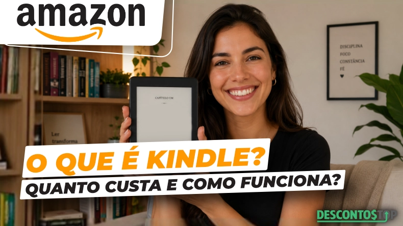 O que é Kindle Amazon? Quanto custa e como funciona? Mulher sorridente segurando um e-reader Kindle, com o logotipo da Amazon acima. O texto em português diz: “O que é o Kindle? Quanto custa e como funciona?” Estantes de livros e um pôster motivacional são visíveis ao fundo.