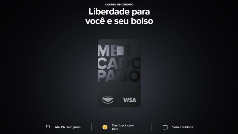 Um cartão de crédito Mercado Pago Visa preto está centralizado em um fundo escuro. Acima, o texto em branco diz Liberdade para você e seu bolso. Os ícones abaixo destacam pagamentos parcelados, cashback e ausência de anuidade.